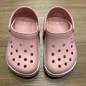 Croc’s in light pink size 6-7